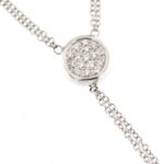 zoom dettaglio diamanti su pendente di collana oro bianco con perle di tahiti