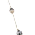 zoom dettaglio perle di tahiti su collana oro bianco