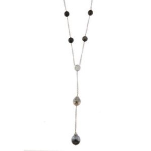 Collana in oro bianco 18 kt a doppio filo. Maglia rolò con 4 perle tahiti da 9-9.5 mm colore nero e 16 diamanti taglio brillante da 0.02 ct colore FG purezza VS totale 0.32 ct e pendente maglia rolò con 2 perle tahiti a goccia da 12.5-13 mm e da 14-14.5 mm colore grigio.