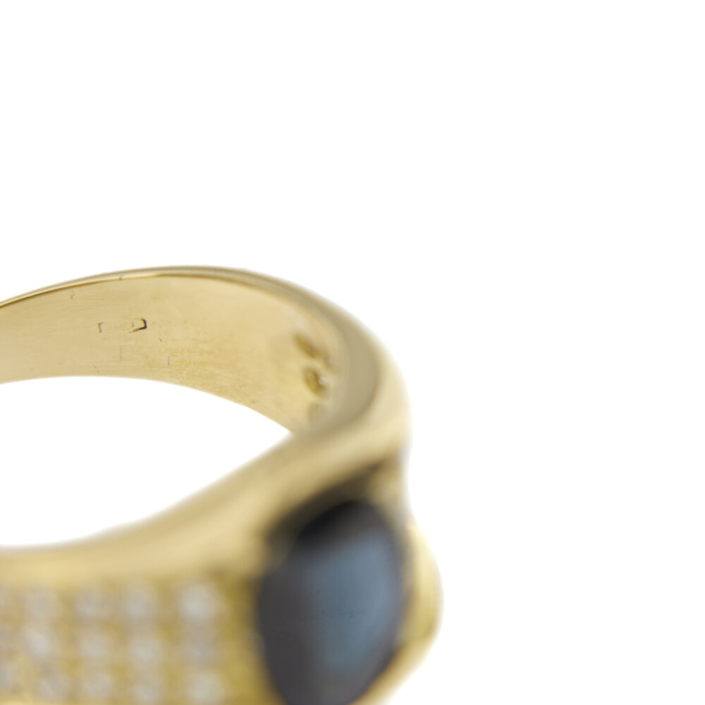 Anello oro giallo con zaffiro e diamanti dettaglio zoom