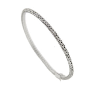 Bracciale tennis in oro bianco 18 kt con 274 diamanti da 0.01 ct cad. totale 2.74 ct , colore GH , purezza VS. Modello originale con diamanti sui tre lati, chiusura con sicura.