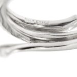 zoom dettaglio incisione interna punzone 750 oro su anello oro bianco contrarie a forma di serpente con diamanti