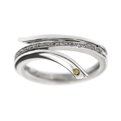 Anello rivière contrarié a serpente in oro bianco 18 kt con 16 diamanti naturali, taglio brillante da 0.01 ct cad. colore GH purezza VS e un diamante naturale fancy da 0.02 ct colore giallo intenso, purezza VS totale 0.18 ct.