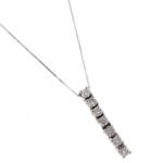 zoom dettaglio ciondolo diamanti su collana oro bianco