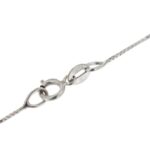zoom dettaglio gancio di chiusura su collana oro bianco con ciondolo diamanti