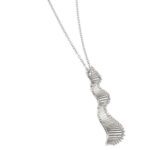zoom dettaglio profilo di pendente con diamanti su collana oro bianco