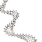 zoom dettaglio forma astratta e diamanti: ciondolo di collana oro bianco