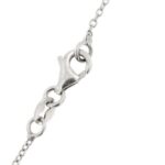 zoom dettaglio chiusura a moschettone e incisione punzone 750 oro su collana oro bianco con pendente forma astratta