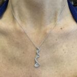 Foto gioiello indossata: collana in oro bianco con diamanti