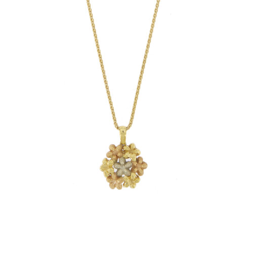 Collana in oro giallo 18 kt maglia a spiga con ciondolo rotondo composto da 7 fiori: 3 in oro giallo, 3 in oro rosa satinati ed un fiore centrale in oro bianco satinato.