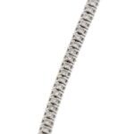 zoom dettaglio diamanti su bracciale tennis oro bianco
