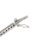 zoom dettaglio punzone 750 oro su bracciale tennis oro bianco con diamanti