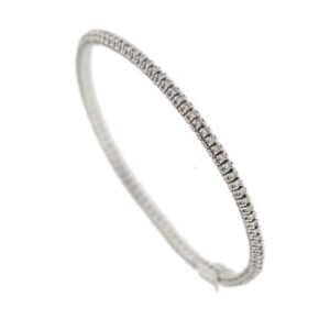 Bracciale tennis in oro bianco 18 kt con 274 diamanti da 0.01 ct cad. totale 2.74 ct , colore GH , purezza VS. Modello originale con diamanti sui tre lati, chiusura con sicura.