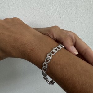 Foto gioiello indossata: bracciale in oro bianco con diamanti