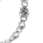zoom dettaglio di chiusura bracciale oro bianco con diamanti