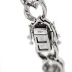 dettaglio zoom incisione punzone 750 oro di bracciale con diamanti