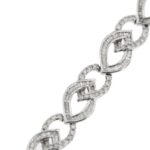 dettaglio maglia con diamanti su bracciale oro bianco