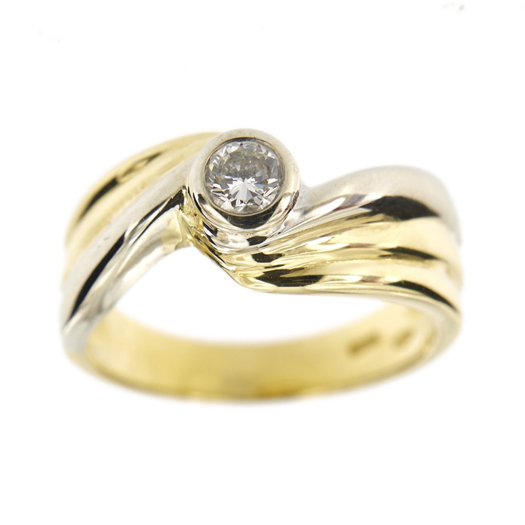 Contrarié solitaire ring with diamond