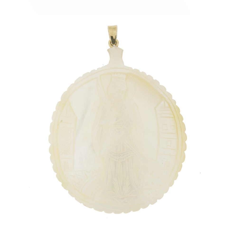 Pendant in mother of pearl with gold