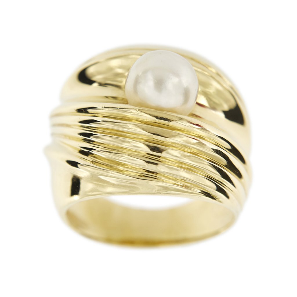 Band ring with pearl