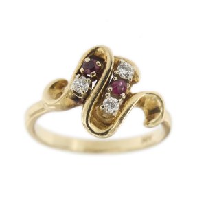 Anello in oro giallo 14 kt con tre diamanti, taglio brillante di 0.05 ct cad. totale 0.15 ct , colore GH , purezza VS e due rubini naturali di 0.07 ct cad. totale 0.14 ct (2.10 x 2.10 mm).