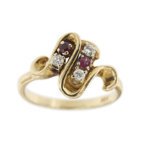 Anello in oro giallo 14 kt con tre diamantio, taglio brillante di 0.05 ct cad. totale 0.15 ct , colore GH , purezza VS e due rubini naturali di 0.07 ct cad. totale 0.14 ct (2.10 x 2.10 mm).