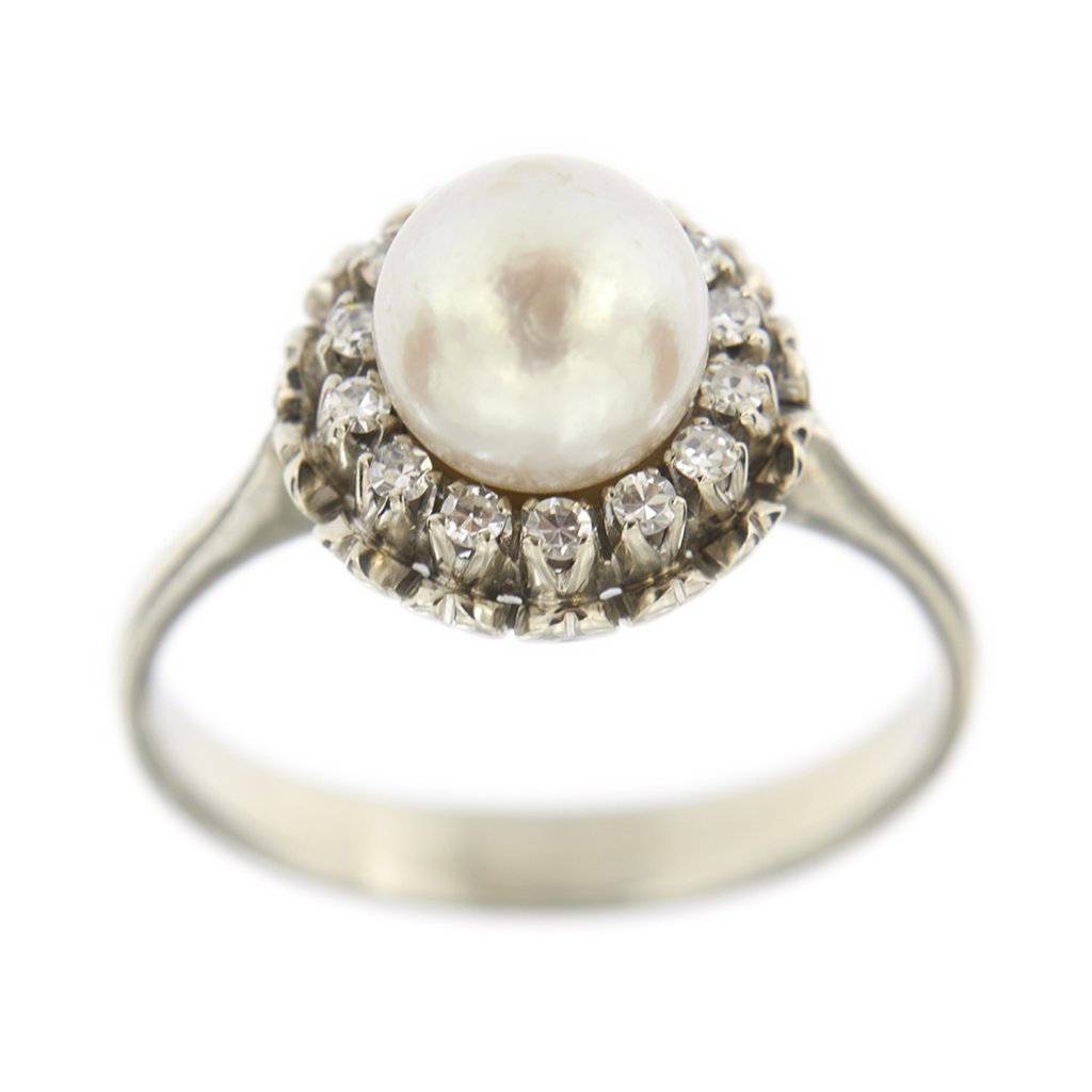 Ring with pearl and diamonds