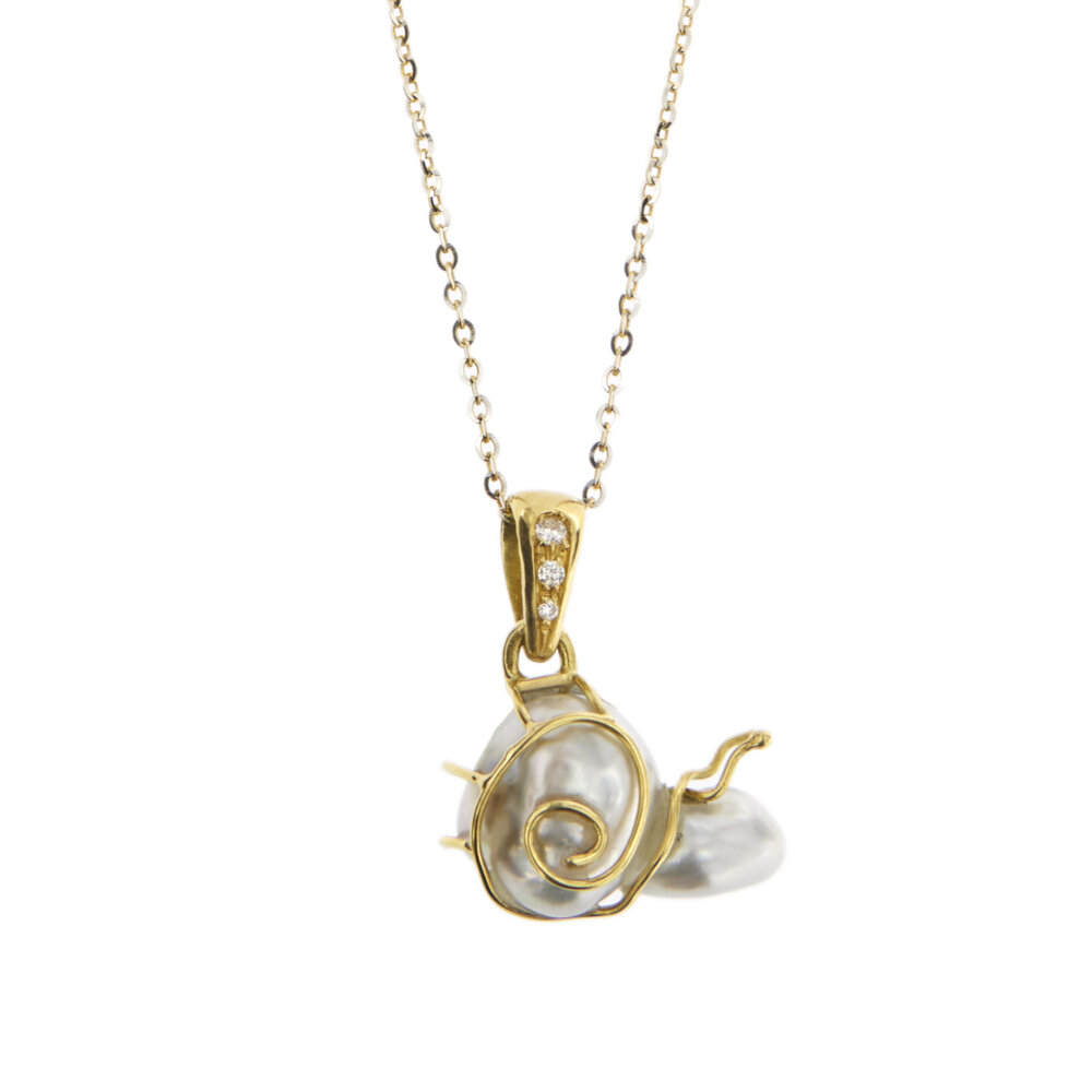 Collana oro giallo con perla e diamanti a forma di lumachina zoom
