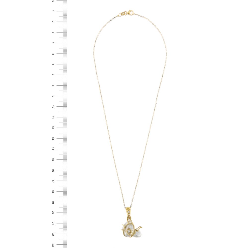 Collana oro con ciondolo a forma di lumachina con perla e diamanti foto paragone con righello per misura gioiello in cm