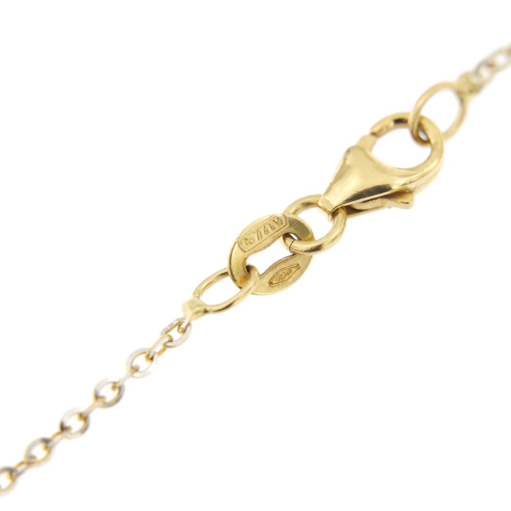 Dettaglio chiusura a moschettone di collana oro con ciondolo lumachina con perla e diamanti