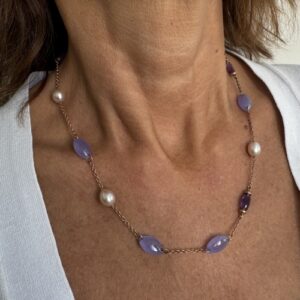 Foto gioiello indossata: collana in oro giallo con lavanda, ametiste e giada, brand: Mimi