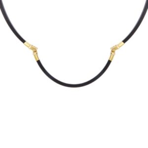 Collana in caucciù con due inserti mobili e gancio in oro giallo e bianco 18 kt, chiusura esagonale arrotondata con diamante taglio brillante da 0.03 ct colore GH purezza VS.