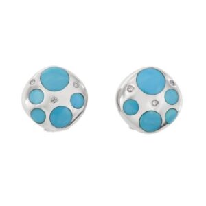 Orecchini bombato quadrati con angoli smussati in oro bianco 18 kt con 10 turchesi rotondi di diverse grandezze e 6 diamanti taglio brillante da 0.04 ct cad. totale 0.20 ct colore FG e purezza VS, chiusura con perno e molla.