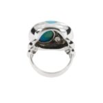 visione interna e retro di anello oro bianco bombato con turchesi