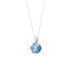 Collana maglia rolò con ciondolo bombato quadrato con angoli smussati in oro bianco 18 kt con 5 turchesi rotondi di diverse grandezze e 3 diamanti taglio brillante da 0.04 ct cad. totale 0.12 ct colore FG e purezza VS, gancio apribile.