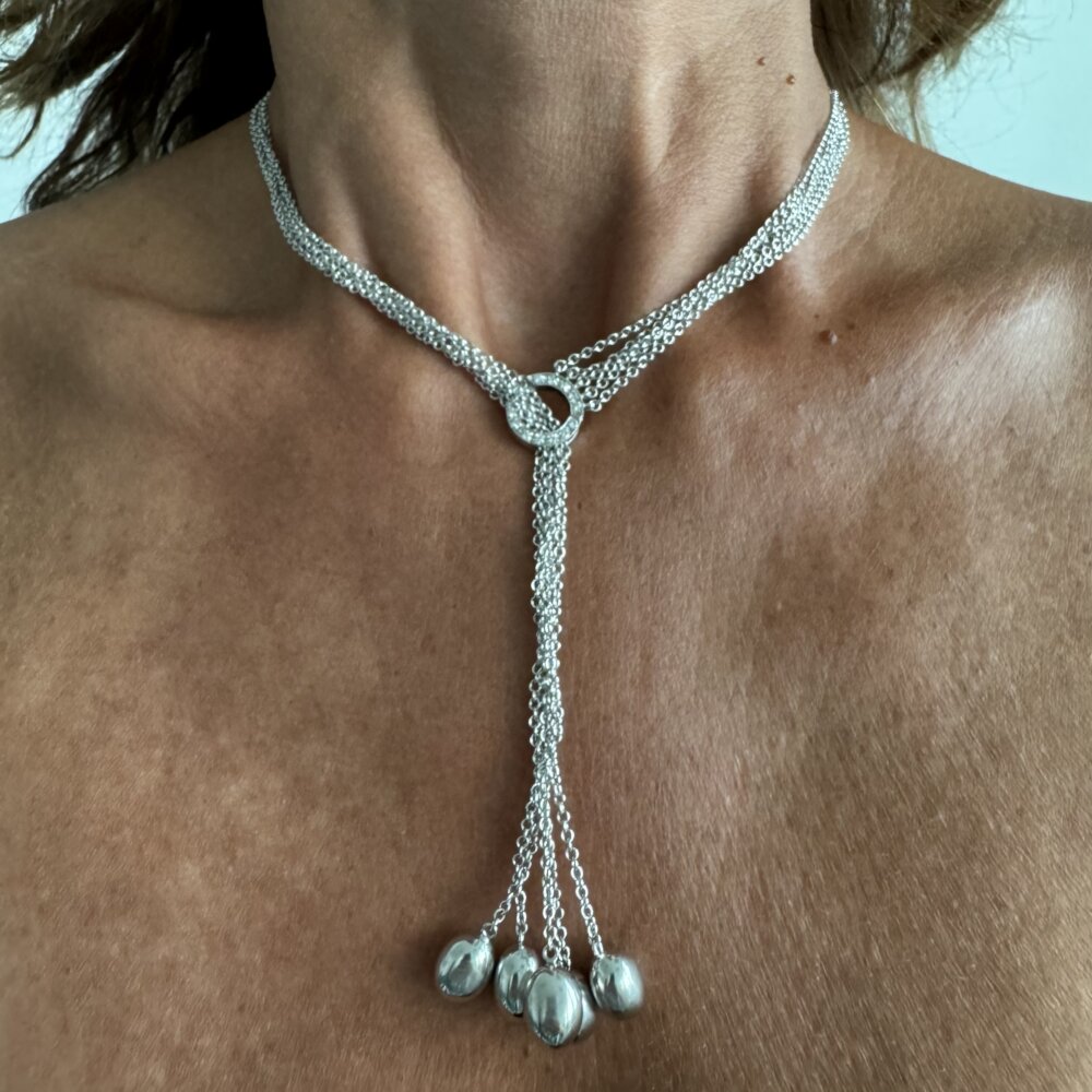 Foto gioiello indossata: Collana oro bianco brand Nanis con cinque sfere movibili multifilo