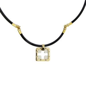 Collana uomo in caucciù e oro giallo e bianco 18 kt: ciondolo quadrato con croce interna, due inserti mobili, gancio e chiusura esagonale arrotondata con diamante taglio brillante da 0.03 ct colore GH purezza VS. Brand: Barakà.