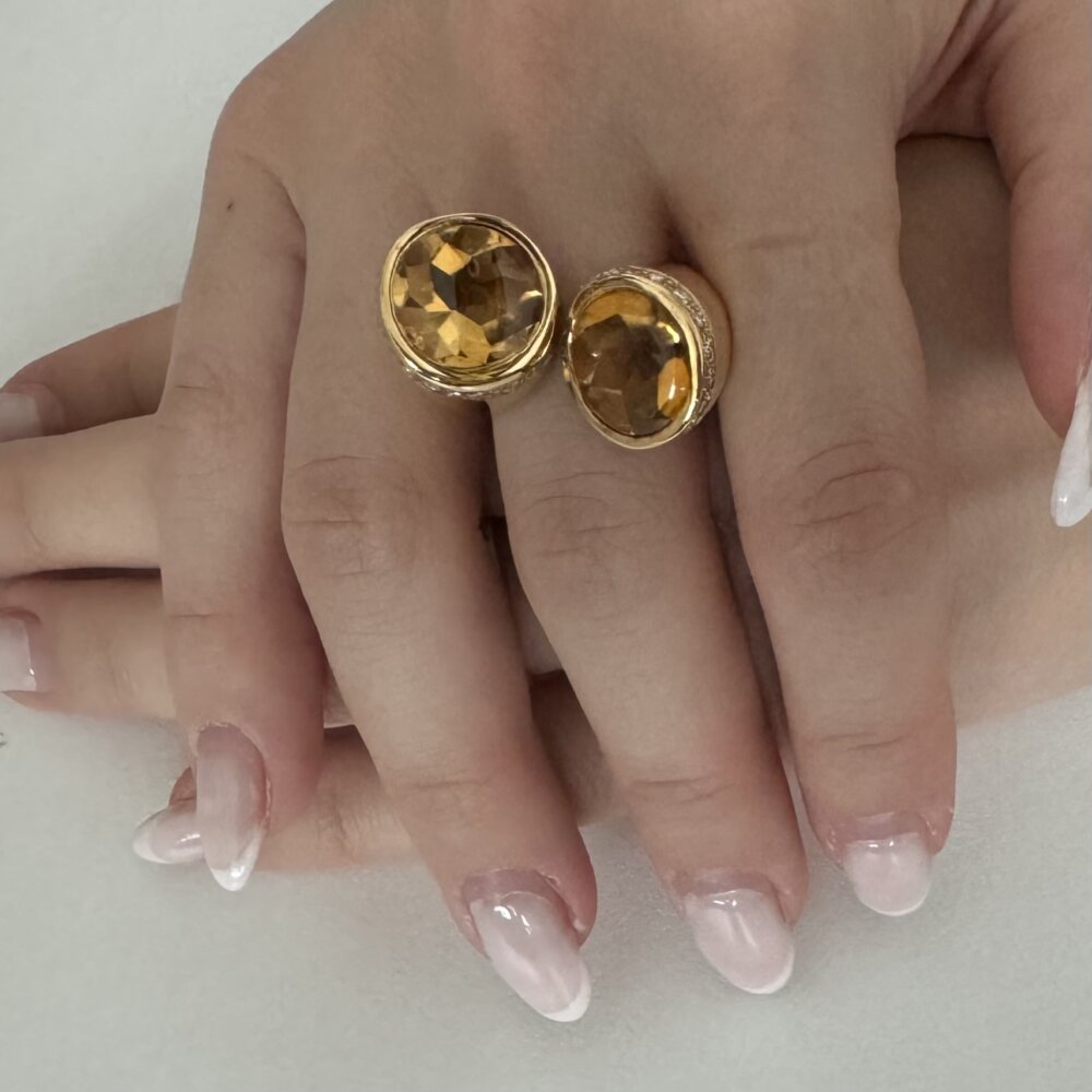 Foto gioiello indossata: anello oro giallo contrarie con diamanti e quarzi citrini