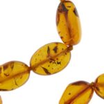zoom dettaglio particolare pietra preziosa ambra su collana in oro 2