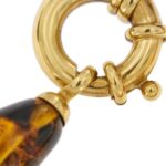zoom dettaglio di chiusura di collana oro giallo con ambra