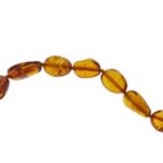 zoom dettaglio particolare pietra preziosa ambra su collana in oro 3