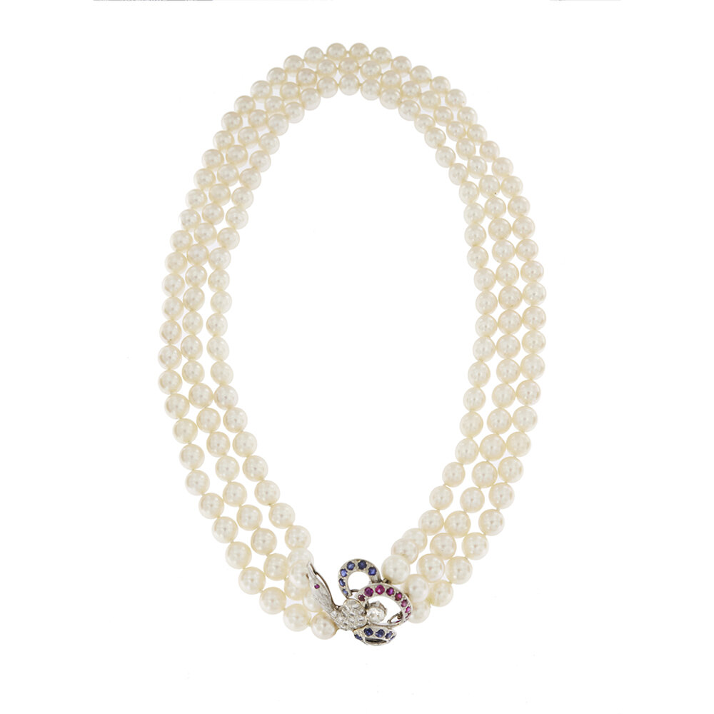 Collana perle e oro tre fili visione prospettiva superiore con chiusura con zaffiri e rubini