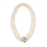 collana 3 fili con perle e chiusura in oro bianco con rubini, zaffiri e diamanti a forma di uccello