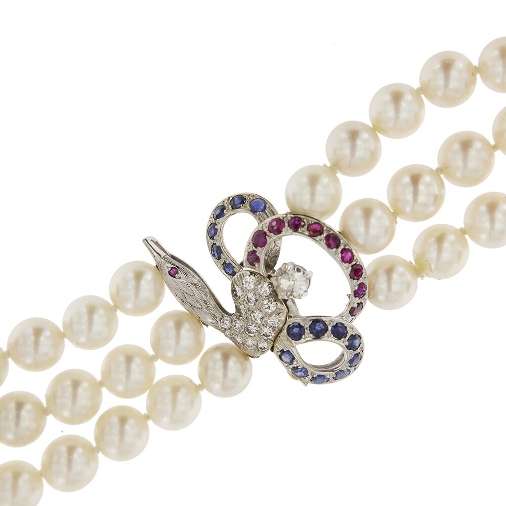Dettaglio particolare gancio di chiusura collana di perle: uccello oro con zaffiri, rubini e diamanti