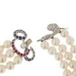 apertura di gancio su collana 3 fili di perle con oro bianco e pietre preziose