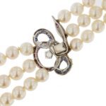retro di chiusura oro bianco con pietre preziose su collana di perle multifilo