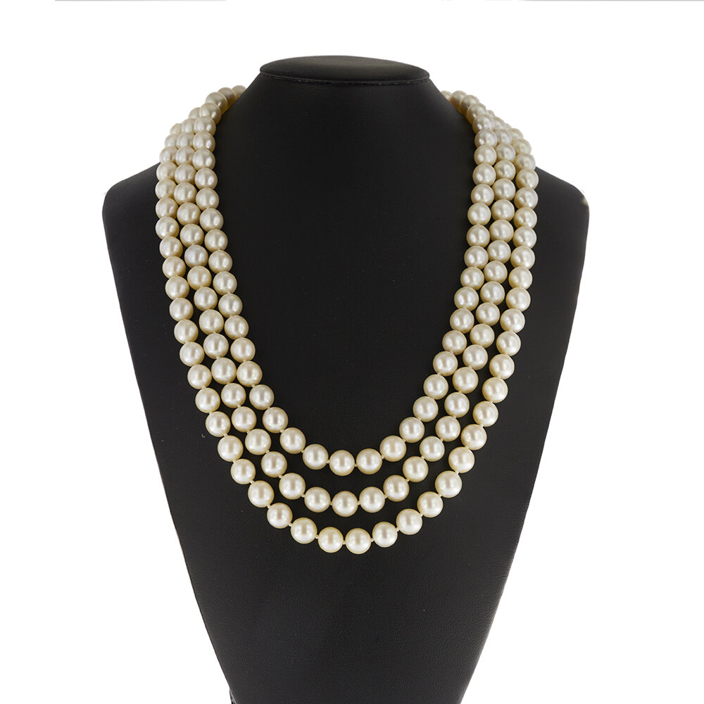 Foto su collo gioiello collana con perle multifilo con chiusura in oro bianco con diamanti, zaffiri e rubini