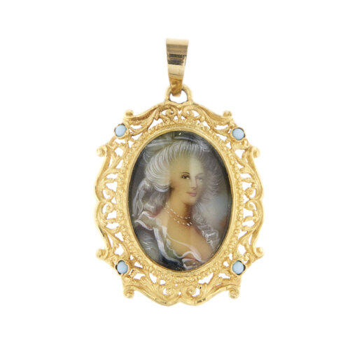 Ciondolo ovale in oro giallo 18 kt con miniatura gentilizia, donna dipinta protetta da un vetro e cornice traforata con 4 piccoli turchesi rotondi, taglio cabochon.