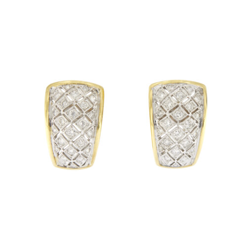 Orecchini a lobo in oro bianco e oro giallo 18 kt : parte in oro bianco traforata a rombi con 46 diamanti taglio brillante: 26 da 0.02 ct cad. e 20 da 0.01 ct cad. totale 0.72 ct - colore FG purezza VS e contorno in oro giallo, chiusura con perno e farfallina.