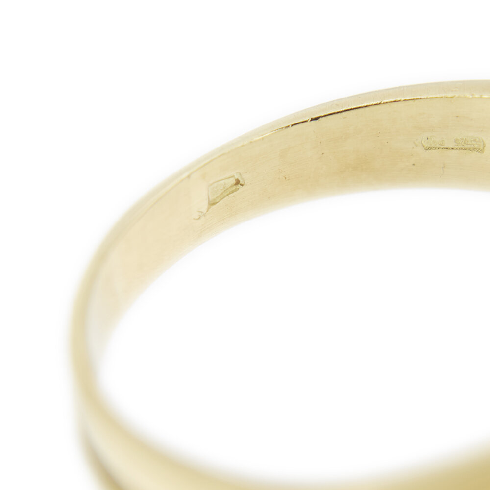 Dettaglio zoom punzone 750 oro di anello solitario oro giallo con diamante